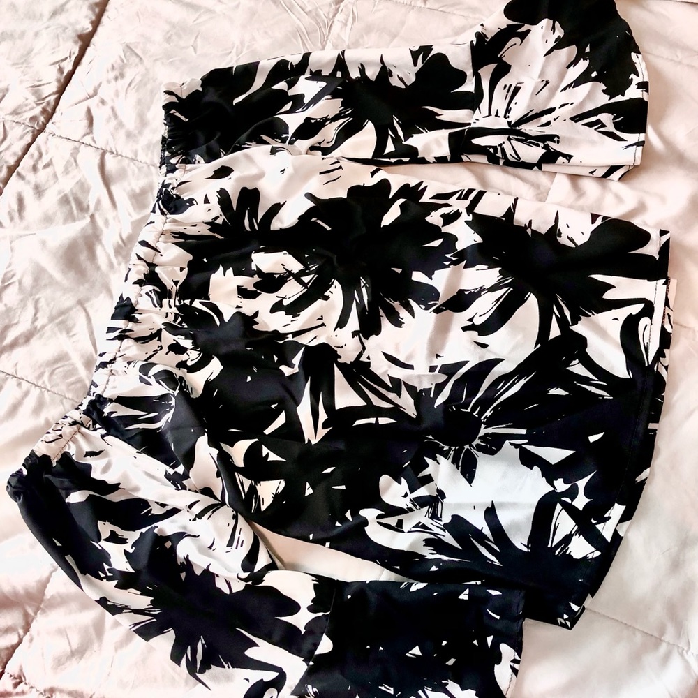 Off shoulder flare sleeve top black&white size M